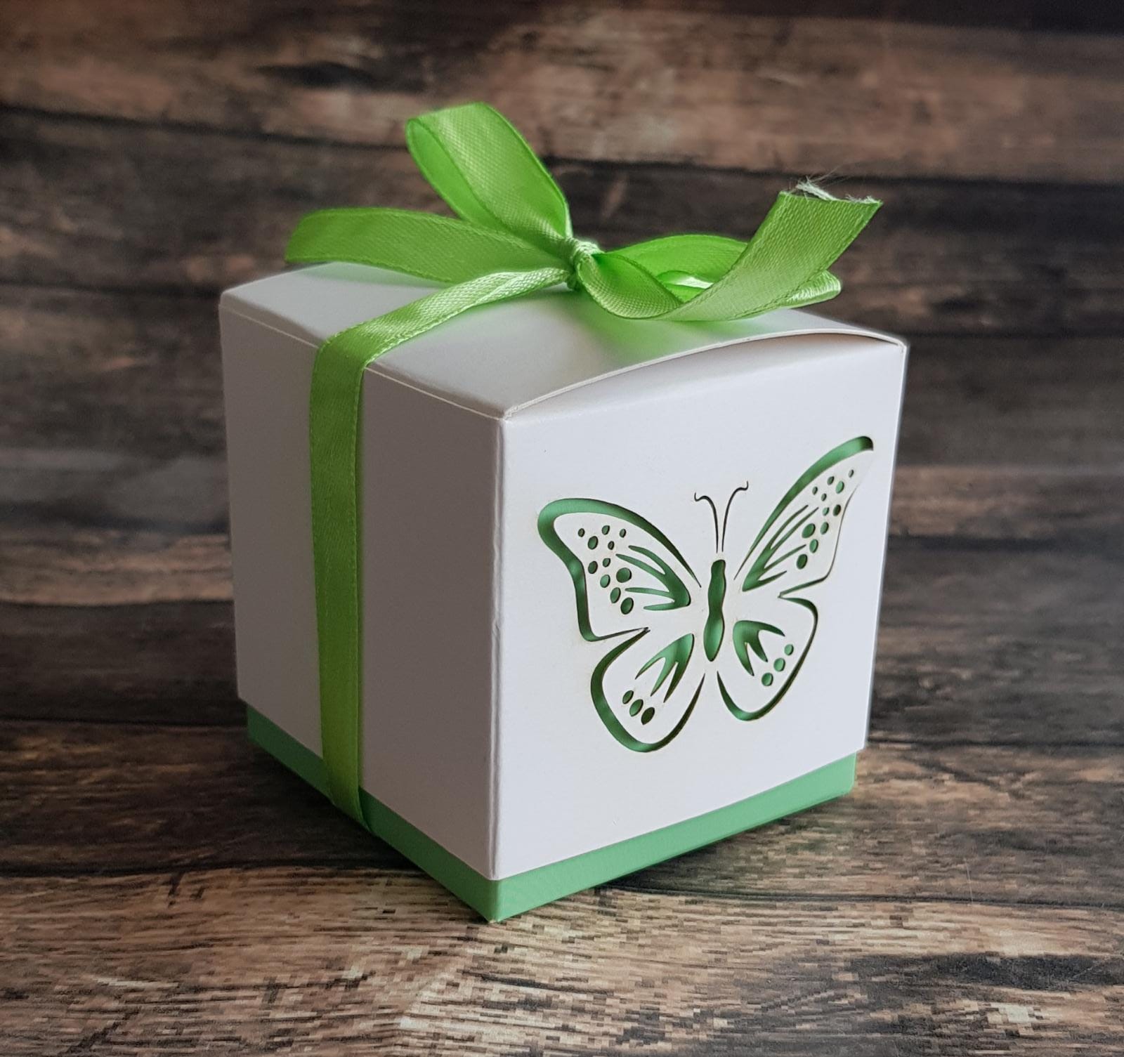 אריזת ריבוע עם חיתוך פרפר - מזכרת לאורחים בבר מצווה