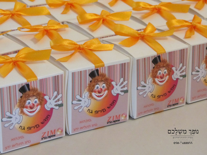 אריזת ריבוע במיתוג אישי ופורימי - מתנה לפורים אריזת ריבוע במיתוג אישי עם חלון לב שמאפשר הצצה למילוי, ניתן למלא במילוי לפי בחירה - שוקולדים, סוכריות וכו'. הצנצנת ממותגת באמצעות מדבקה הכוללת לוגו ומסר אישי מהחברה. ניתן לקבל מוצר זה בהדפסה מלאה, בכמות מעל 300 יחידות.