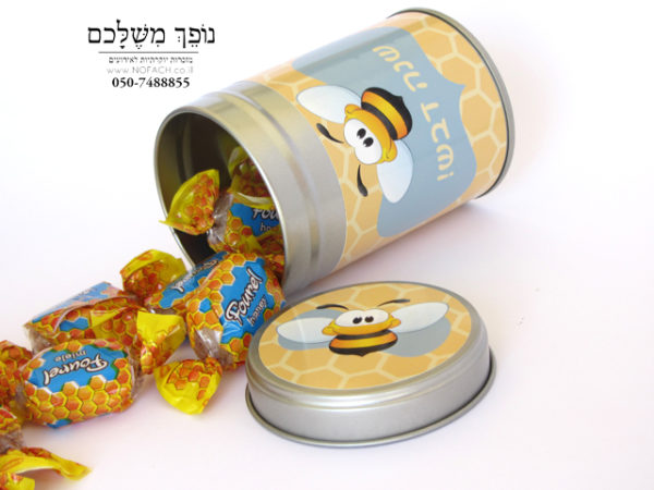 גליל מתוק במיתוג אישי - מתנות לראש השנה גליל מהמם במיתוג דבורים משגע! ניתן להוסיף מילוי לפי בחירה - סוכריות דבש. המיתוג משתנה בהתאם לדרישות הלקוח ויכול להכיל לוגו ו/או מסר אישי מהחברה. כיף לקבל מוצר שכזה שלבטח יגרוף המון מחמאות, מוצר אישי ומהמם, כיף לפתוח איתו שנה חדשה!