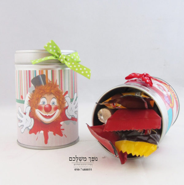 ליל אישי ומשמח במיתוג אישי ופורימי - מתנה לפורים. גלילי אישי, עשוי מתכת המגיע ממותג בהתאם לדרישות המזמין, משלוח מנות אישי ומשמח! על ראש הגליל פפיון בצבעי המיתוג :) כיף לקבל מוצר שכזה שלבטח יגרוף המון מחמאות, מוצר מהמם, שמשאיר חותם בכל לב!