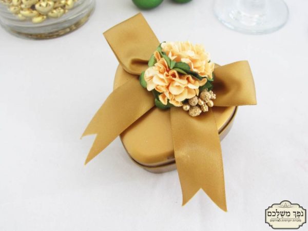 לב זהב ממתכת - מזכרת לאורחים באירועמזכרת לאורחים בחתונה מזכרת לאורחים בשבת חתן מזכרת לאורחים בבת מצווה מזכרת לאורחים בבריתה