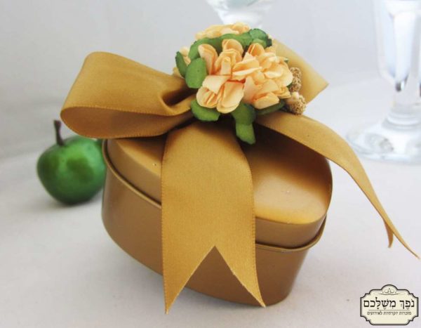 לב זהב ממתכת - מזכרת לאורחים באירועמזכרת לאורחים בחתונה מזכרת לאורחים בשבת חתן מזכרת לאורחים בבת מצווה מזכרת לאורחים בבריתה