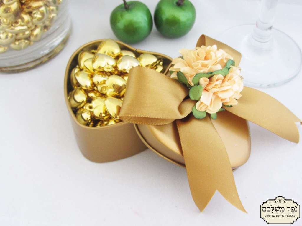 לב זהב ממתכת - מזכרת לאורחים באירועמזכרת לאורחים בחתונה מזכרת לאורחים בשבת חתן מזכרת לאורחים בבת מצווה מזכרת לאורחים בבריתה