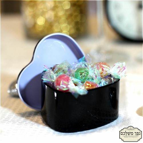 קופסת לב ממתכת עם הדפס חליפת חתן - מזכרת לאורחים בבר מצווה