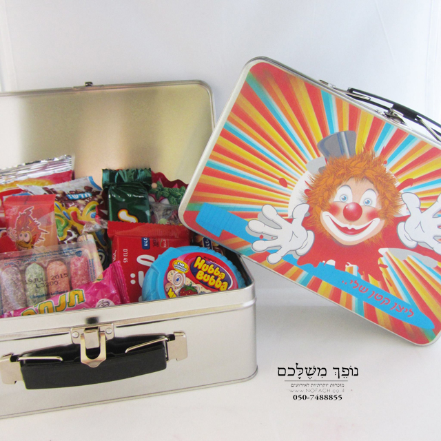 משלוח מנות מדליק באריזת מזוודה - מתנה לפורים משלוח מנות בקופסת מזוודה ממתכת, המגיע ממותג בהתאם לדרישות המזמין, משלוח מנות מפנק ומשמח! כיף לקבל מוצר שכזה שלבטח יגרוף המון מחמאות, מוצר מהמם, שמשמח כל לב!