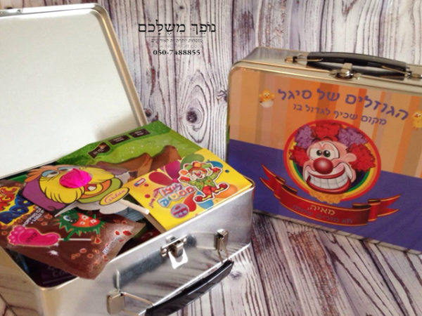 משלוח מנות מדליק באריזת מזוודה - מתנה לפורים משלוח מנות בקופסת מזוודה ממתכת, המגיע ממותג בהתאם לדרישות המזמין, משלוח מנות מפנק ומשמח! כיף לקבל מוצר שכזה שלבטח יגרוף המון מחמאות, מוצר מהמם, שמשמח כל לב!