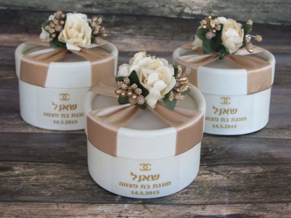 קופסה מוזהבת עגולה ויוקרתית - נופך משלכם - מזכרת לאורחים באירוע קופסא עגולה ויוקרתית בבורדו - מזכרת לאורחים בחתונה מזכרת לאורחים בשבת חתן מזכרת לאורחים בחינה מתנות לאורחים בחתונה מתנות לאורחים בחינה מתנה לאורחים בחתונה מזכרות לאירועים