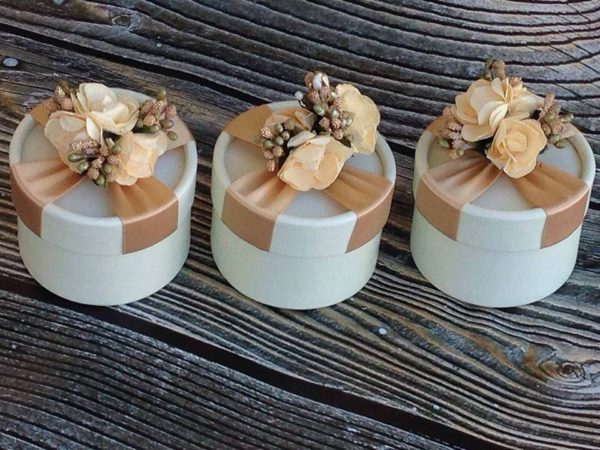 קופסה מוזהבת עגולה ויוקרתית - נופך משלכם - מזכרת לאורחים באירוע קופסא עגולה ויוקרתית בבורדו - מזכרת לאורחים בחתונה מזכרת לאורחים בשבת חתן מזכרת לאורחים בחינה מתנות לאורחים בחתונה מתנות לאורחים בחינה מתנה לאורחים בחתונה מזכרות לאירועים