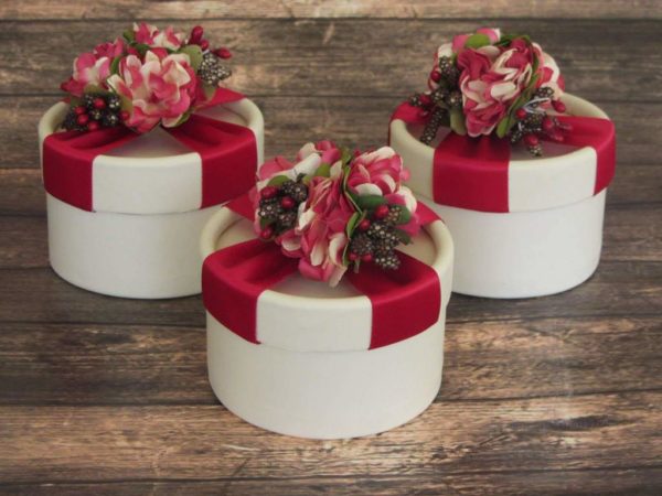 קופסת בורדו עגולה ויוקרתית - נופך משלכם - מזכרת לאורחים באירוע קופסא עגולה ויוקרתית בבורדו - מזכרת לאורחים בחתונה מזכרת לאורחים בשבת חתן מזכרת לאורחים בחינה מתנות לאורחים בחתונה מתנות לאורחים בחינה מתנה לאורחים בחתונה מזכרות לאירועים