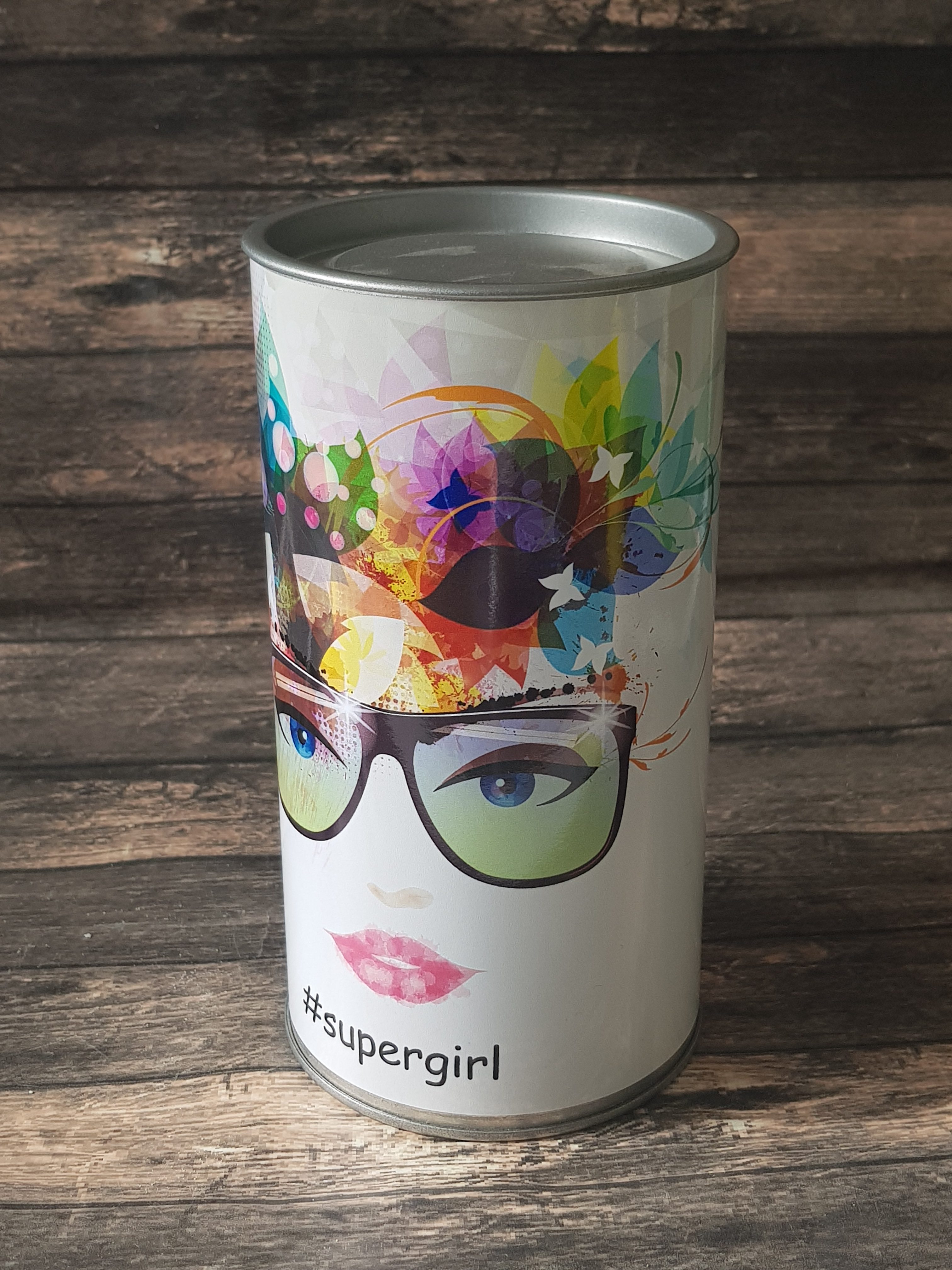 גליל Supergirl - מתנה ליום האישה גליל Supergirl - מתנה ליום האישה אריזת גליל מתכת נשי ועוצמתי, מתנה מתאימה ל-supergirl! הגליל מגיע במגוון של מילויים אפשריים. מארז משגע - מתאים למגוון מאד רחב של אירועים - מתנה לעובדים, מתנה לימי הולדת לעובדים, כמתנה לכנס וכמוצר פרסום וקידום מכירות. המארז מגיע כמובן עם לוגו ומסר החברה. ניתן אף למתגו שמית עבור כל מקבל. כיף לקבל מוצר שכזה שלבטח יגרוף המון מחמאות, מוצר מהמם, שמשאיר חותם בכל לב!