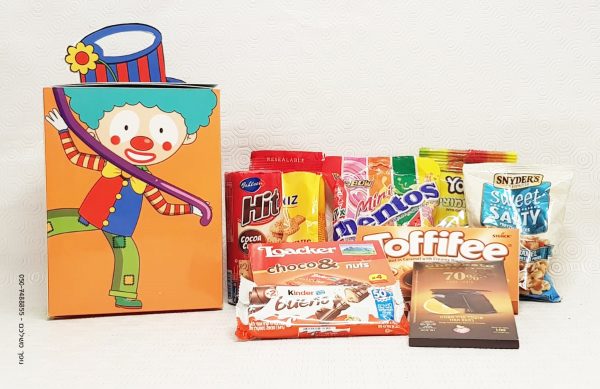 שי לעובדים לפורים  |    מתנה לפורים מזוודה פורימית גדולה ומשמחת - מתנה לפורים מארז מזוודה מקסים ומדליק, צבעוני ומשמח. המארז מעוצב בעיצוב פורימי, כאשר הידית היא כובע הליצן (מהמם). גודל המארז: 22*17*9 (ללא הידית). המילוי? מותאם אליכם. תאמרו לנו מה התקציב שלכם ונבנה עבורכם את המילוי המושלם! ניתן לקבל את המוצר בהדפסה מלאה עם לוגו, בכמות מעל 200 יחידות. כיף לקבל מוצר שכזה שלבטח יגרוף המון מחמאות, מוצר מהמם,משמח ומקורי. שמשאיר שמחה בכל לב! לצורך קבלת הצעת מחיר מסודרת, אנא השאירו פרטיכם בלשונית 